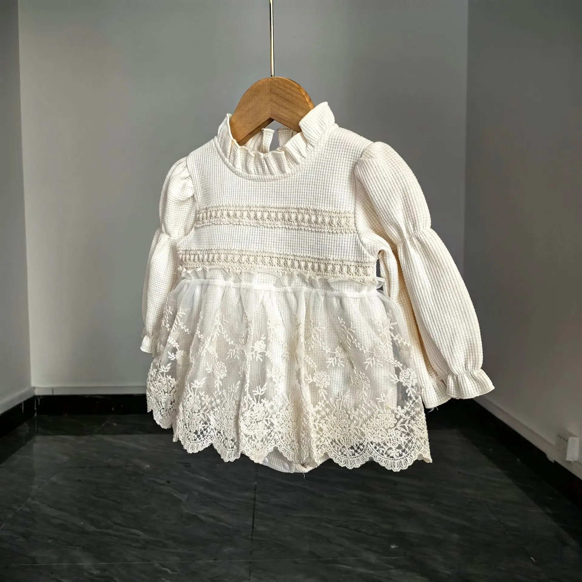 2023 Toamna Fată Copil Dantela Broderie De Flori De Moda Mâneci Lungi Bodysuit Dress Copil Nou-Născut Bumbac Zburli Plasă Solidă Onesie . ' - ' . 0