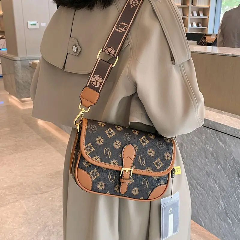Textura de piele de moda retro sac de mână mic pătrat de moda noua nisa de lux de lumină înalt simț geanta crossbody . ' - ' . 0
