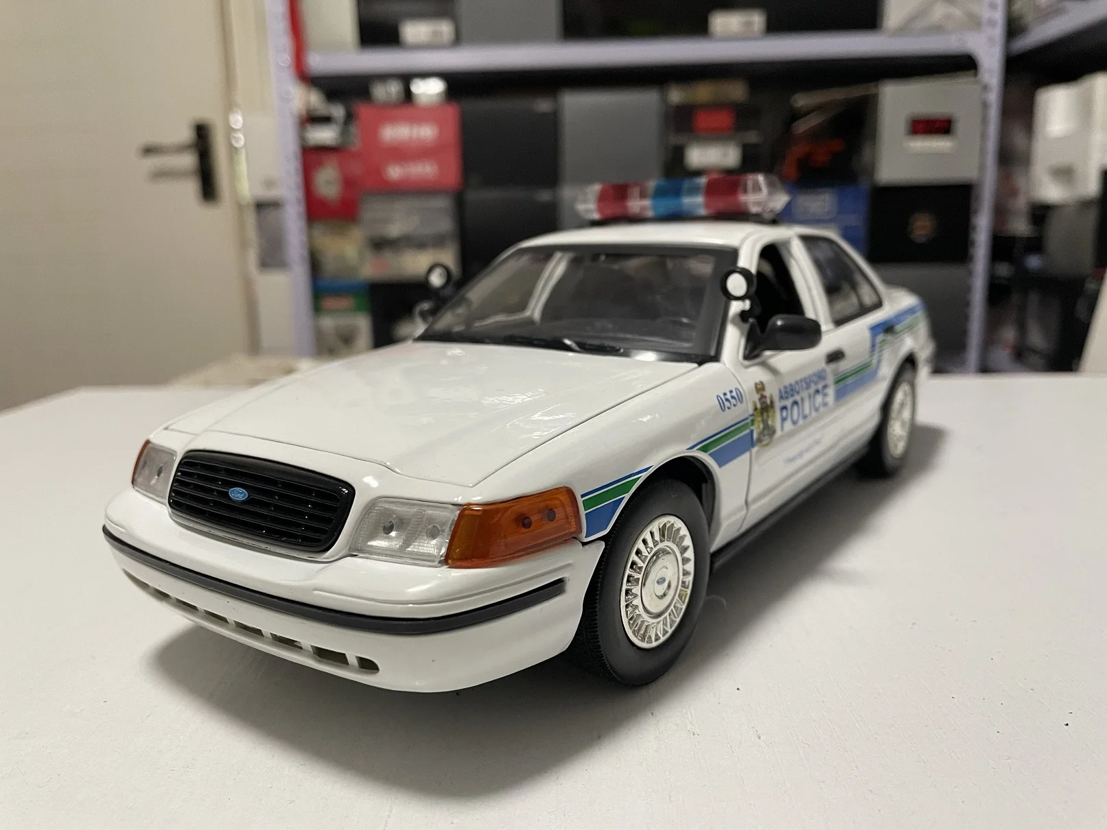 Vopsea Defecte 1:18 Ford Crown Mașină De Poliție Canada Abbotsford Aliaj Static De Colectare Model De Masina De Jucarie Hobby Decor Cadou Suvenir . ' - ' . 1
