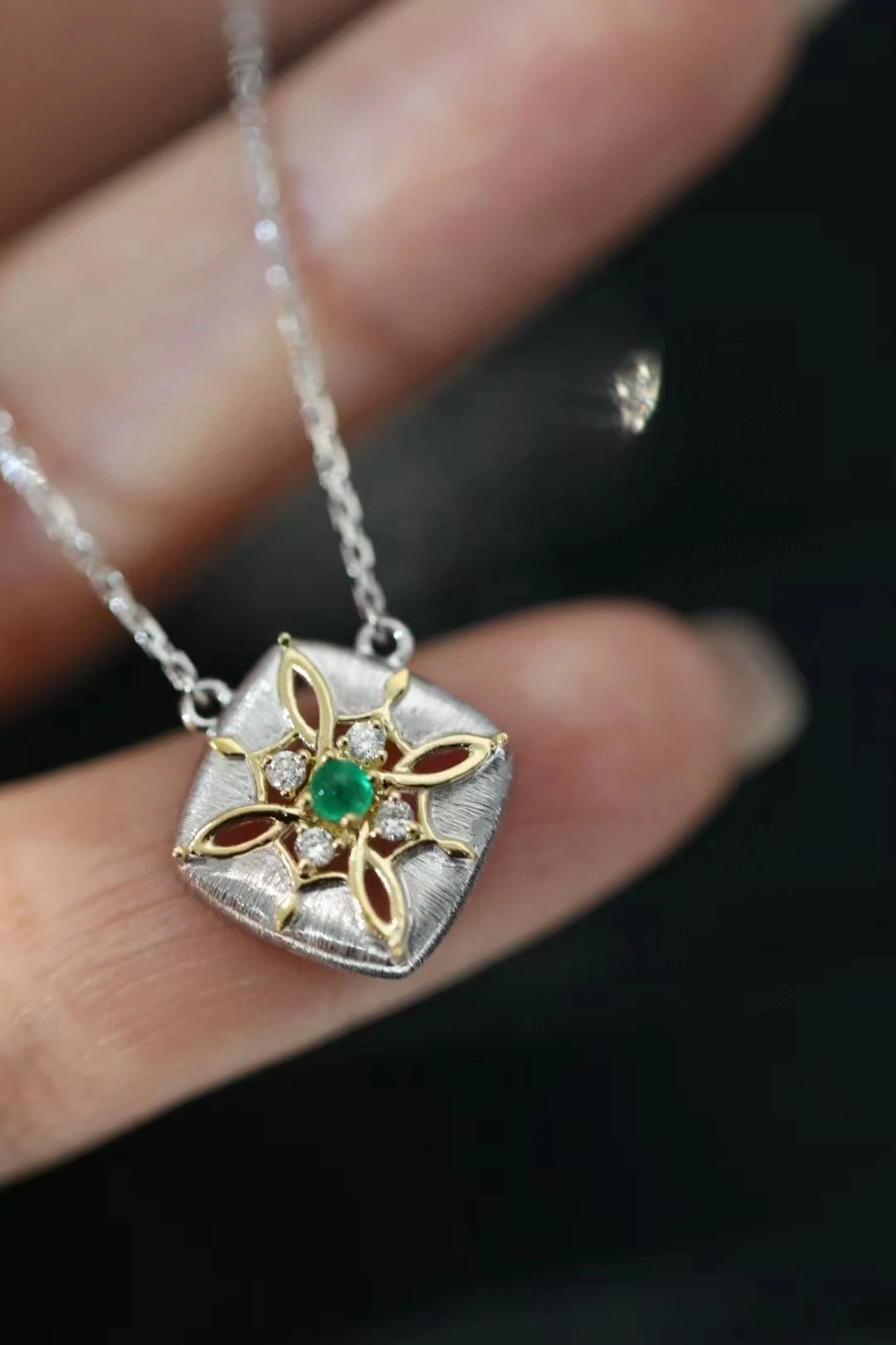 femeie Moda bijuterii naturale AU750 18K aur alb colier de Smarald, Diamante proces de desen Sârmă Retro Pandantiv . ' - ' . 2