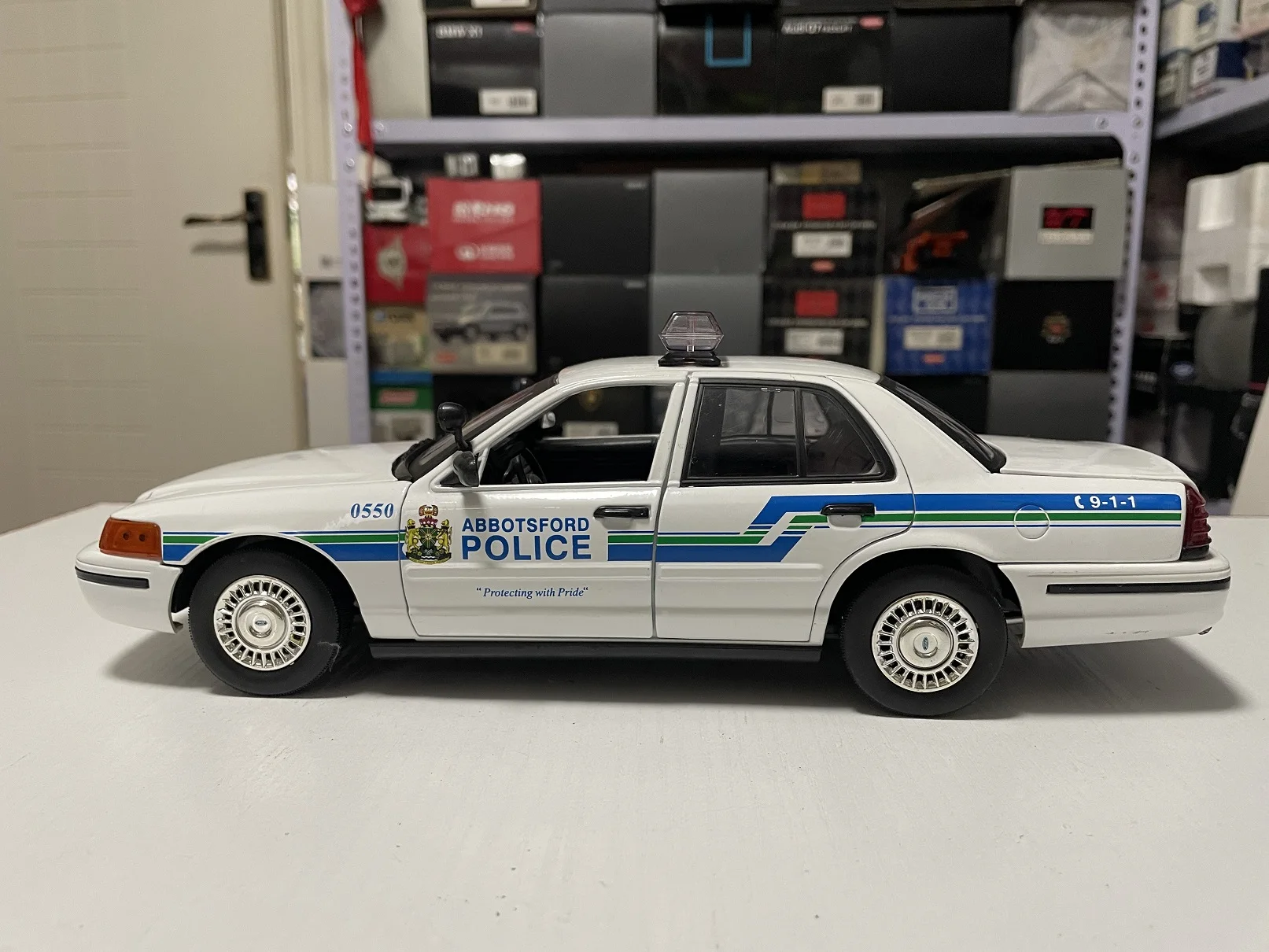 Vopsea Defecte 1:18 Ford Crown Mașină De Poliție Canada Abbotsford Aliaj Static De Colectare Model De Masina De Jucarie Hobby Decor Cadou Suvenir . ' - ' . 3