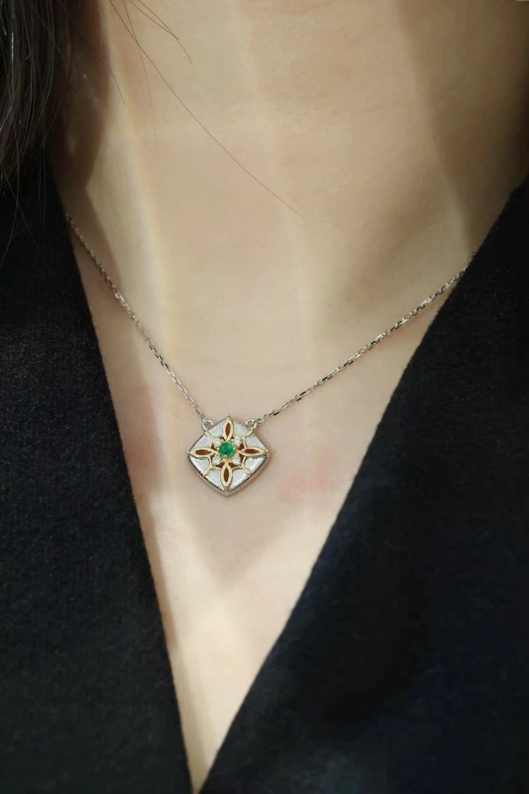 femeie Moda bijuterii naturale AU750 18K aur alb colier de Smarald, Diamante proces de desen Sârmă Retro Pandantiv . ' - ' . 3