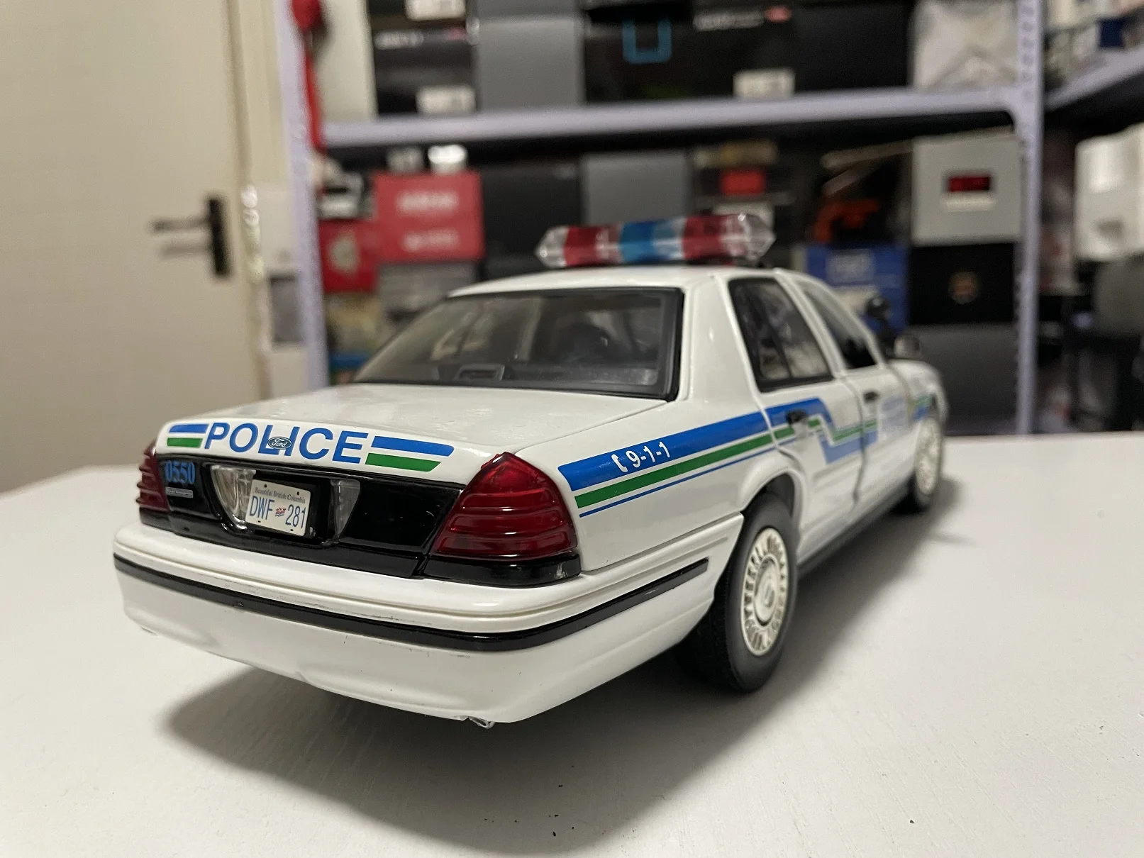 Vopsea Defecte 1:18 Ford Crown Mașină De Poliție Canada Abbotsford Aliaj Static De Colectare Model De Masina De Jucarie Hobby Decor Cadou Suvenir . ' - ' . 4