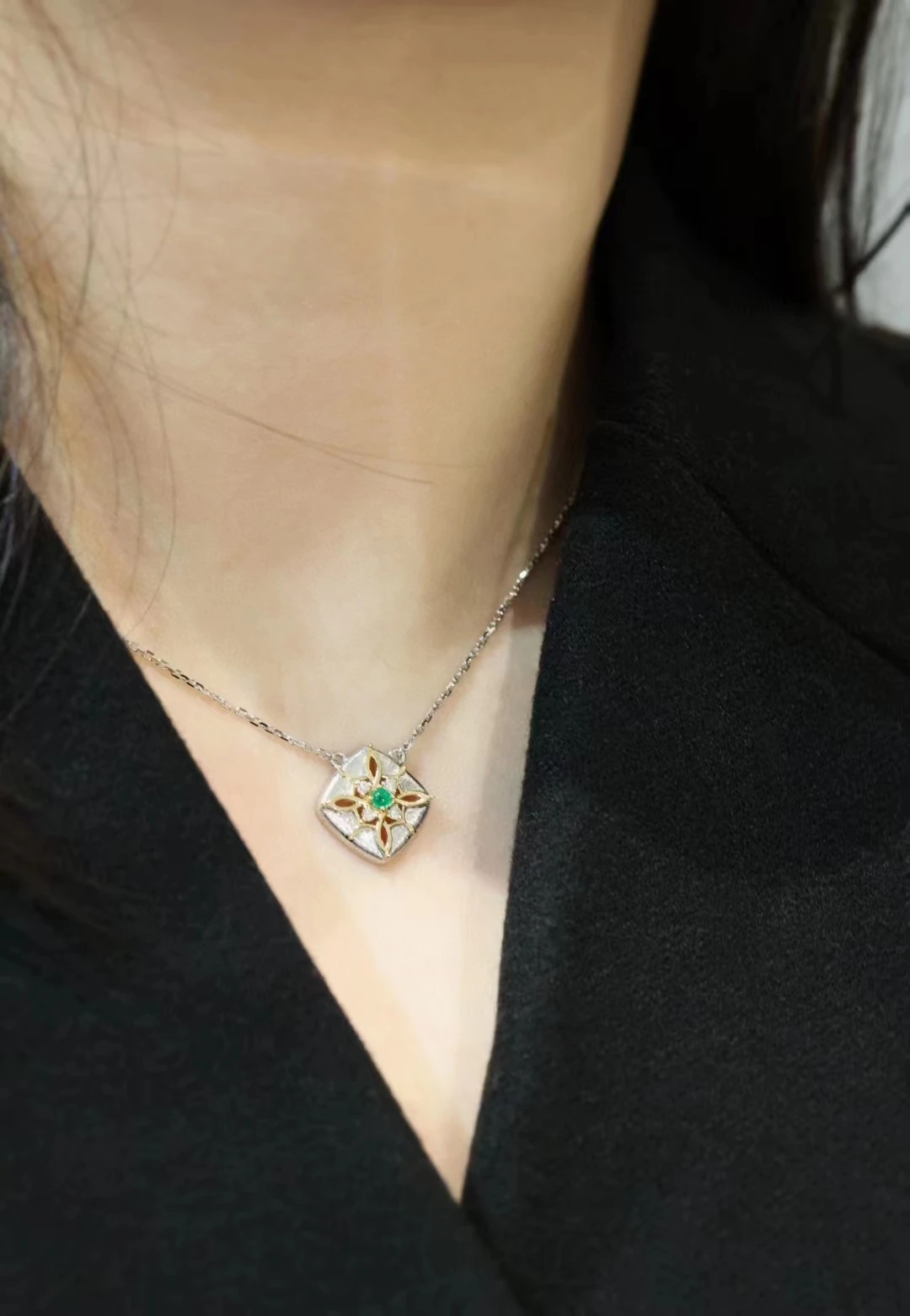 femeie Moda bijuterii naturale AU750 18K aur alb colier de Smarald, Diamante proces de desen Sârmă Retro Pandantiv . ' - ' . 5